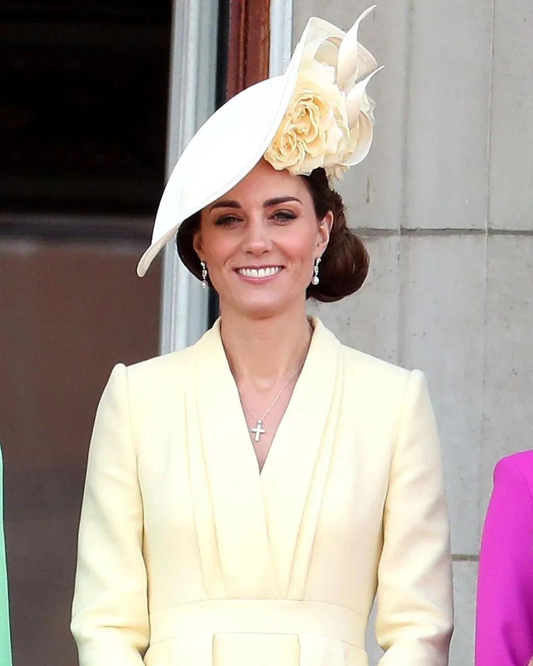 亲民友善的英国王妃凯特身材高挑，穿衣得体可以说是时尚界的标风