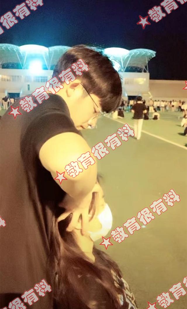 男大学生操场摆摊按摩，大量女学生慕名而来，网友：我可以免费