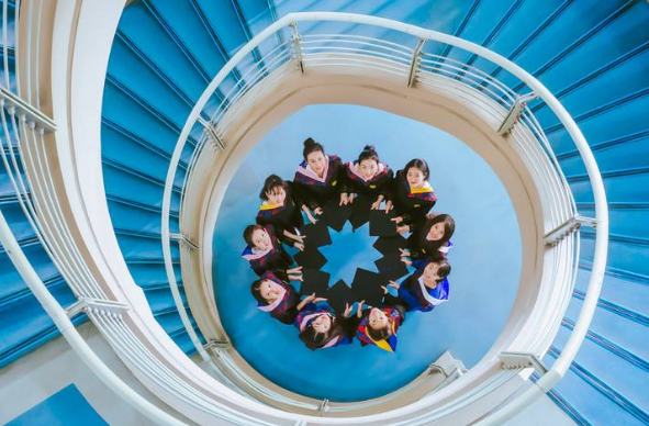 浙江大学的毕业照不一般，小姐姐肤白貌美大长腿，你心动了吗