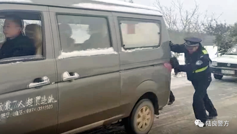 漫天雪花飞舞 美丽的城市另有一道别样风景