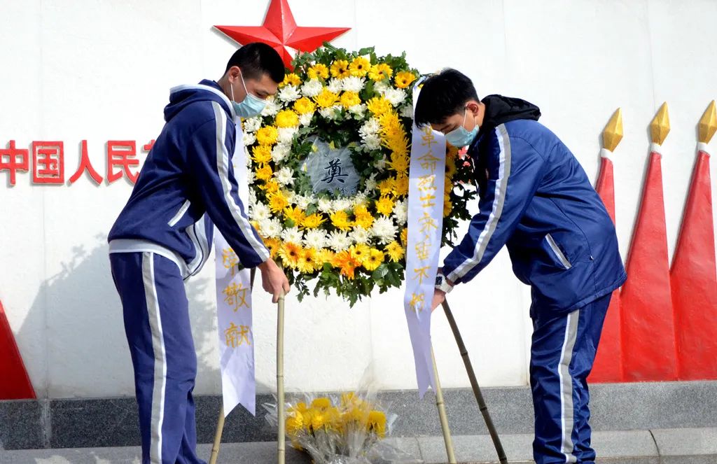 廣元中學(xué)開展清明祭英烈主題團(tuán)日活動(dòng)(圖2)