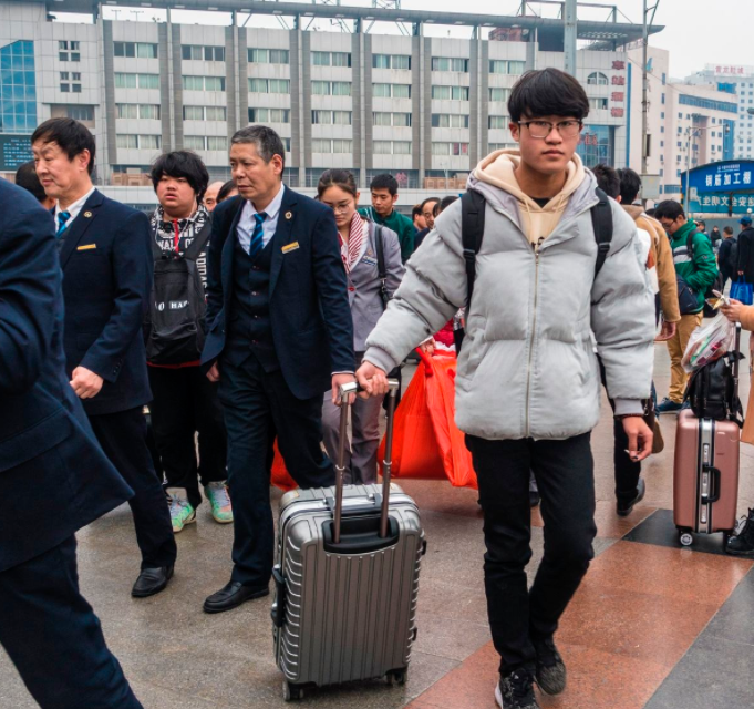 陕西现“最豪”大学，包高铁送大学生回家，真是太有“排面”了