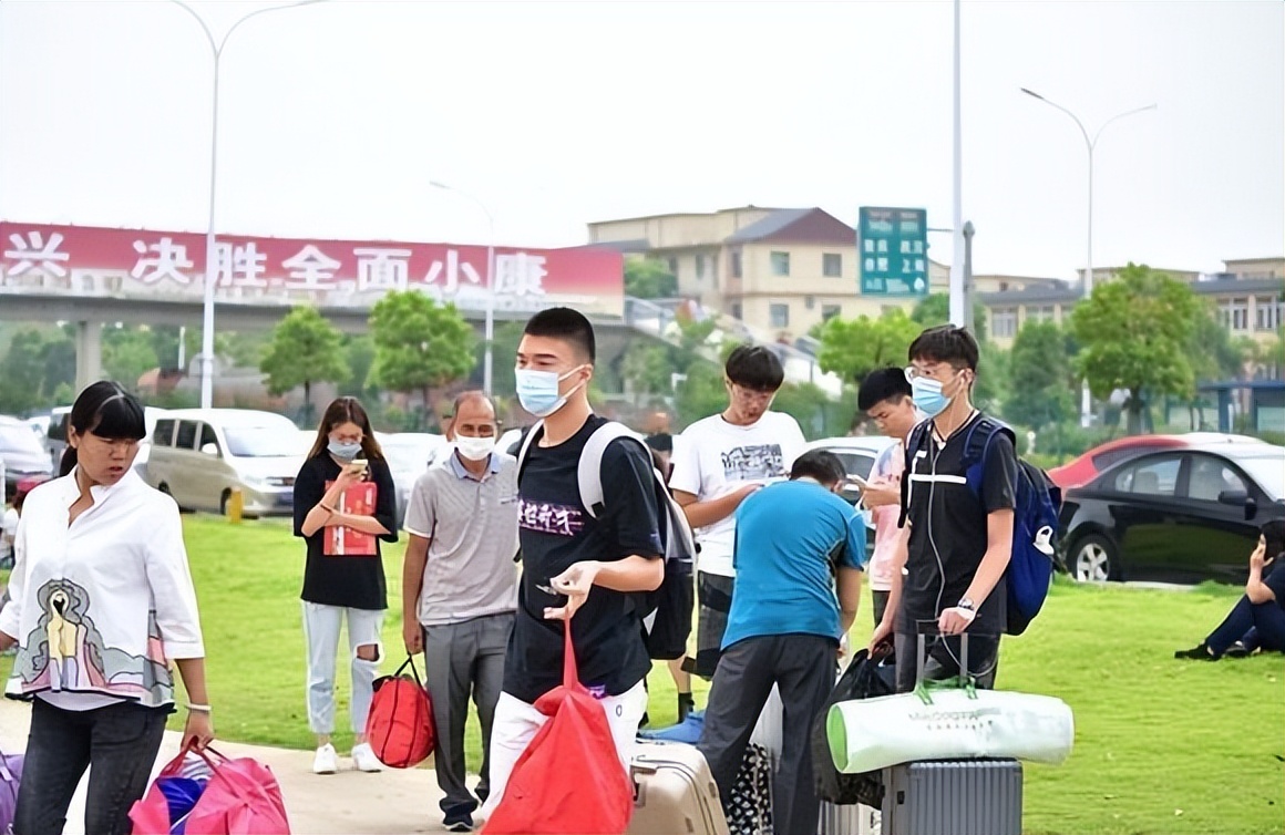 湖南河南等地，多所高校宣布取消五一小长假，在校大学生哭笑不得
