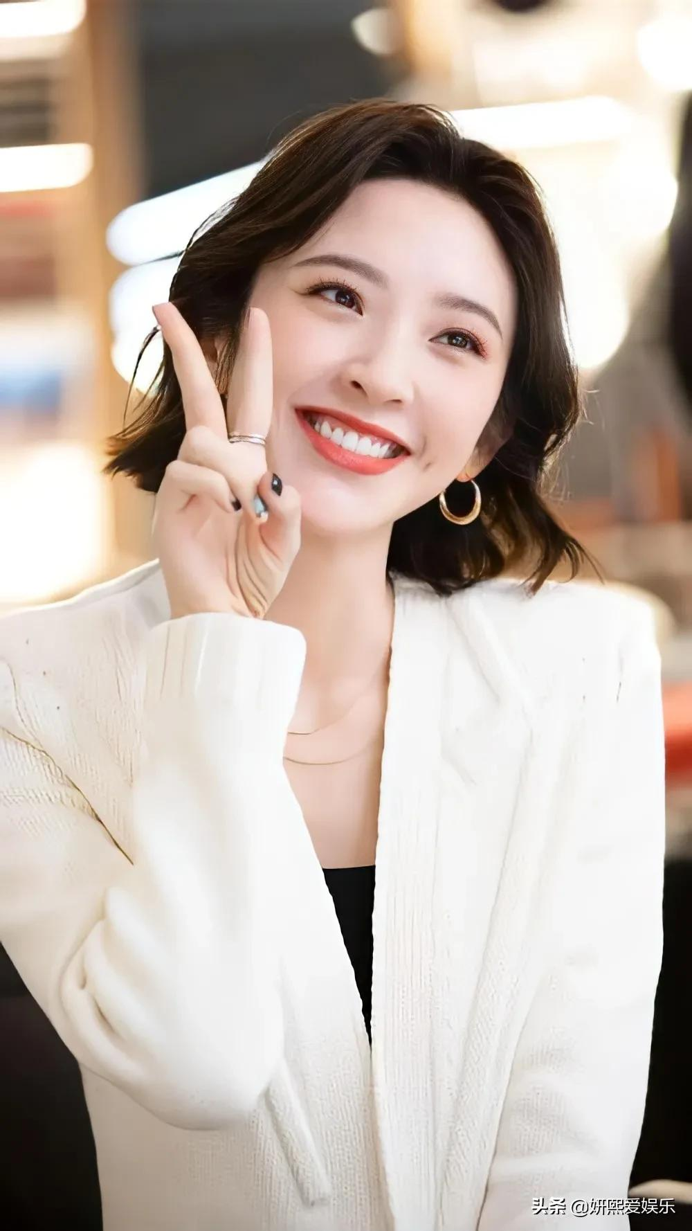 唐艺昕，邻家女孩，甜美可人