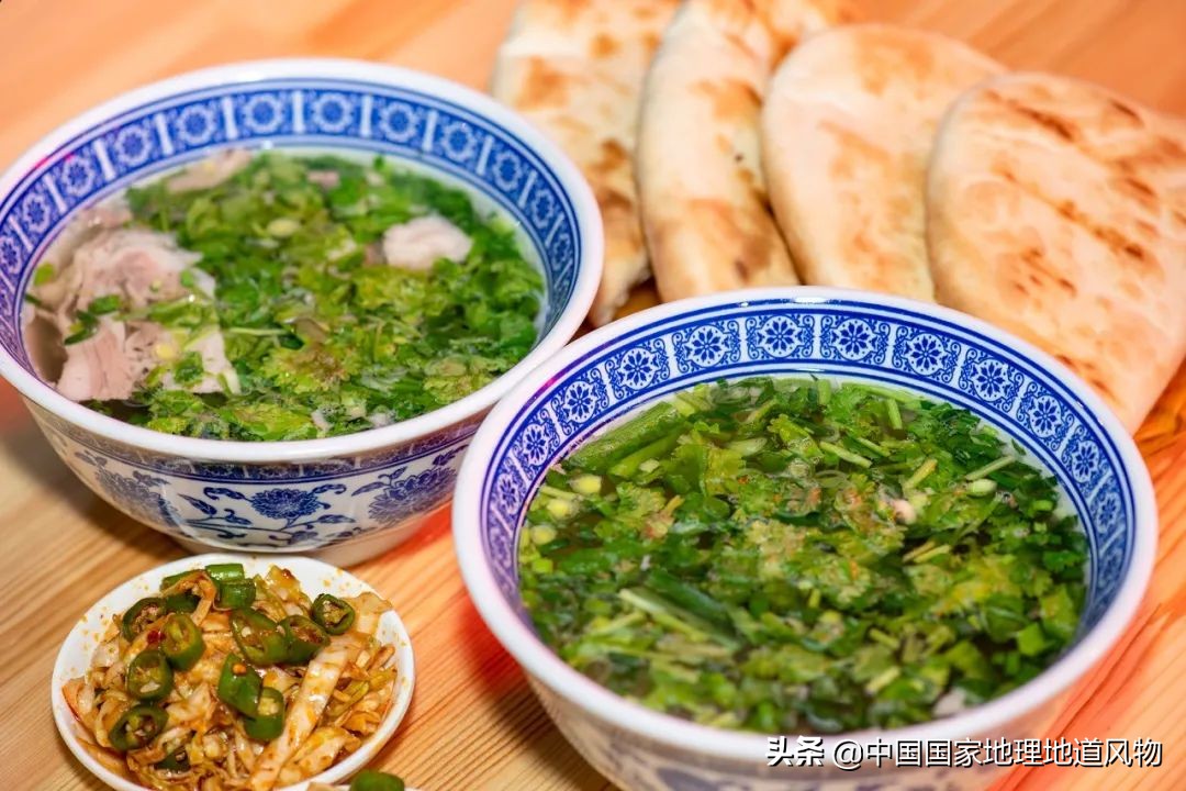 泡馍、夹馍、肉丸胡辣汤，碳水炸弹之王，陕西早餐究竟有多豪横？