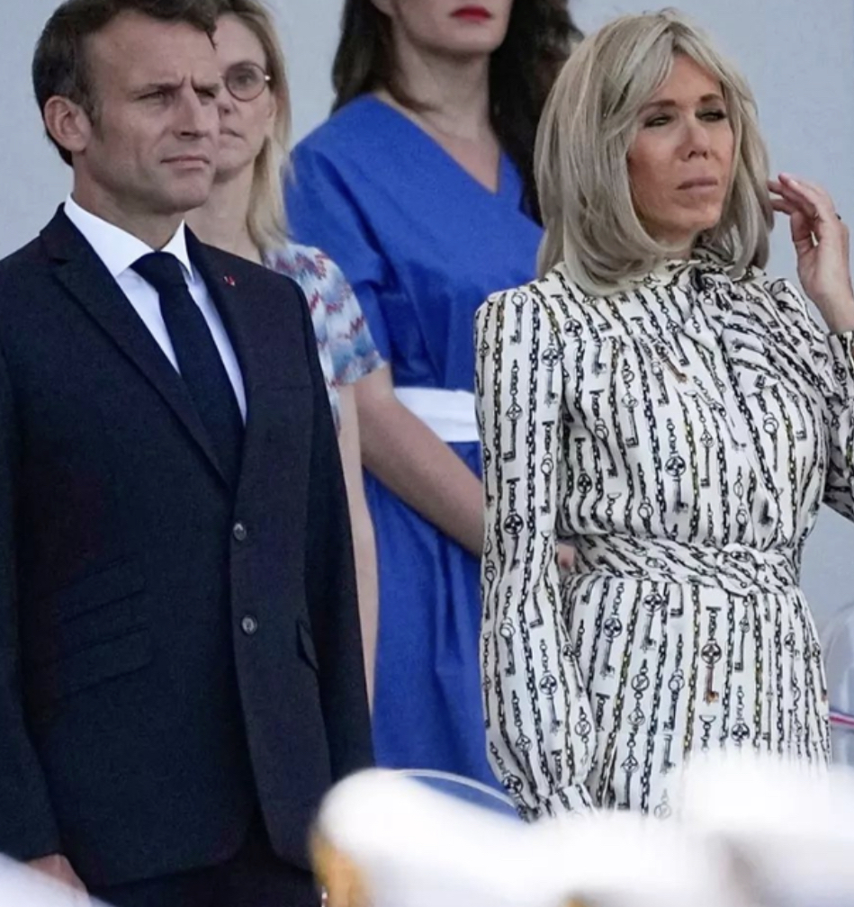 法国夫人顶“鸡窝头”亮相，穿印花裙同框老牌超模，气质不落下风