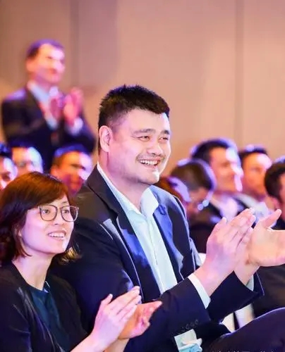 嫁给2米26的姚明是什么感觉？叶莉的回答让人感动，球迷直呼般配