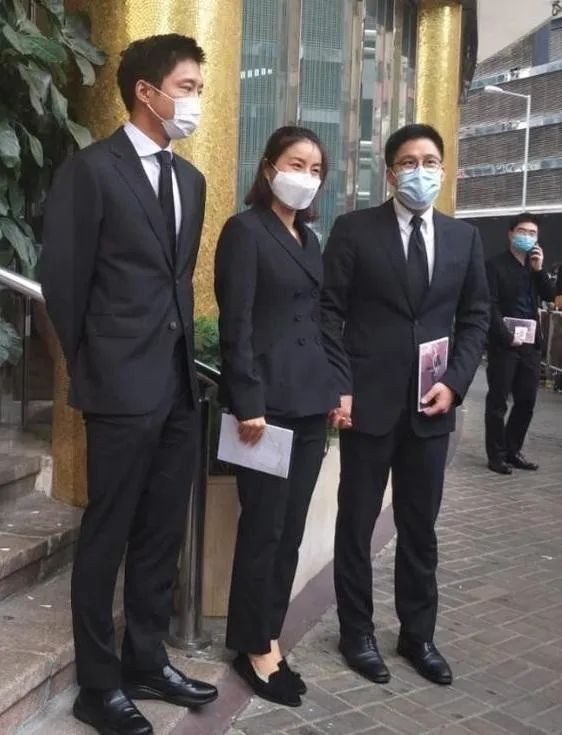 郭晶晶：国民好媳妇，陪霍启刚上街宣传爱国教育，打扮朴素接地气