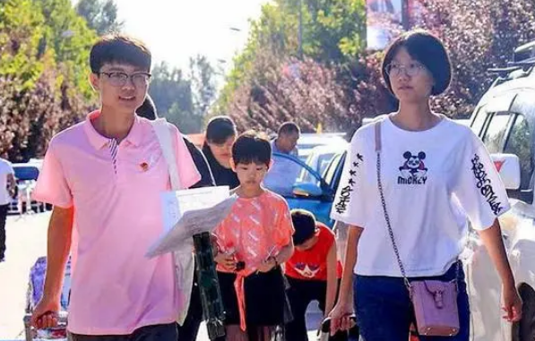 大学生活揭开了很多同学的自卑，不是因为不够努力，现实很无奈