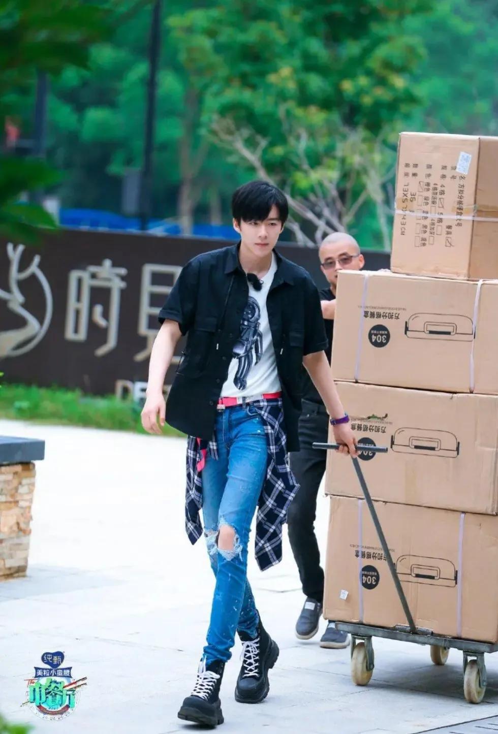 彭冠英个人资料年龄(身高超185cm) - 散下步