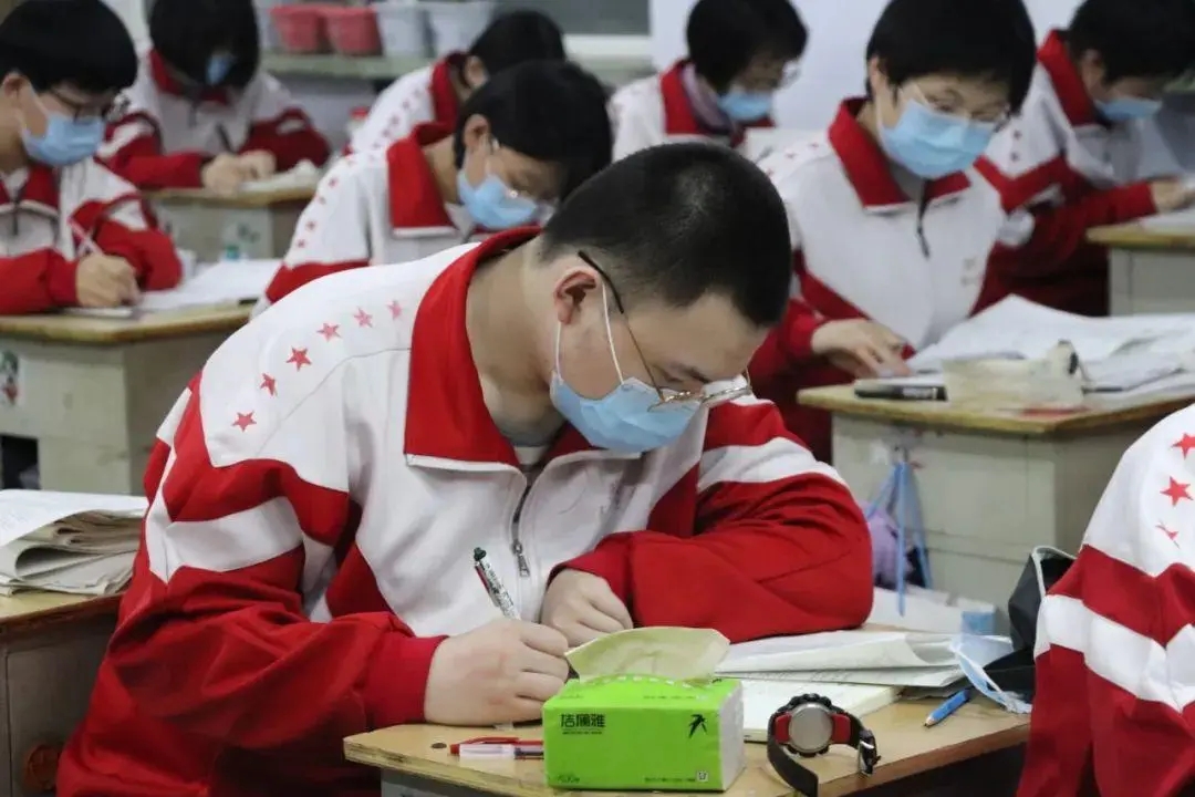 高三学生，4月联考成绩320分，今年还有希望考上大学吗？