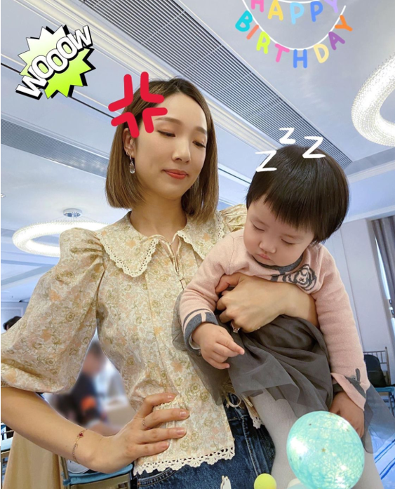 王祖蓝晒照为女儿庆生，李亚男太高气场强，小女儿大眼睛呆萌可爱
