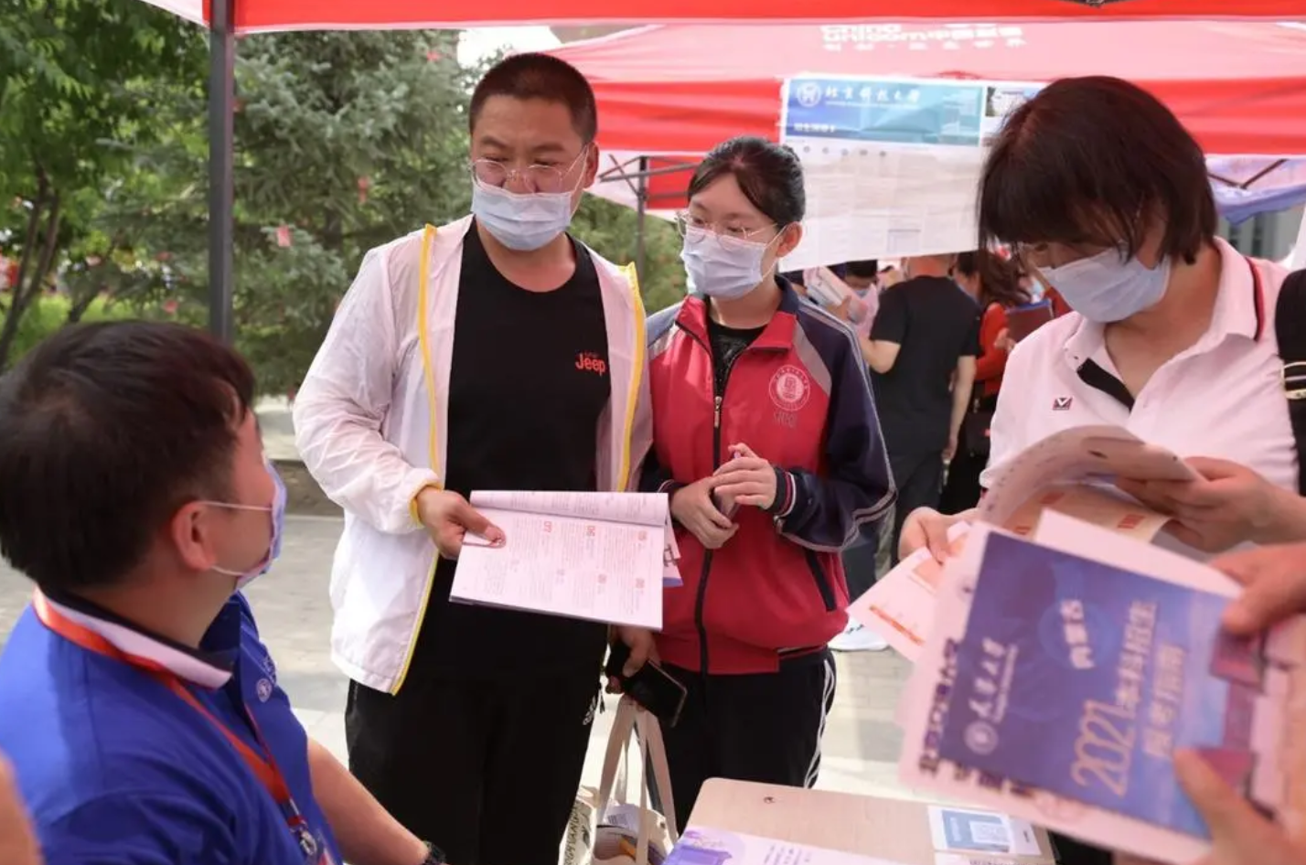 清北争夺赛再次打响，考生凌晨三点接到“抢人电话”，果然很卷