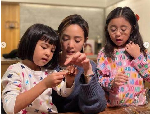 小S和贾静雯相约做足底按摩，俩辣妈各生3个女儿，大谈育儿经