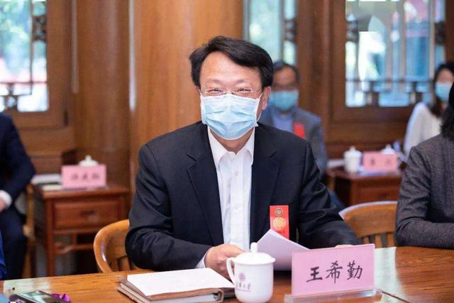 清华大学新任校长引热议，与老校长相比，两者有许多共同点