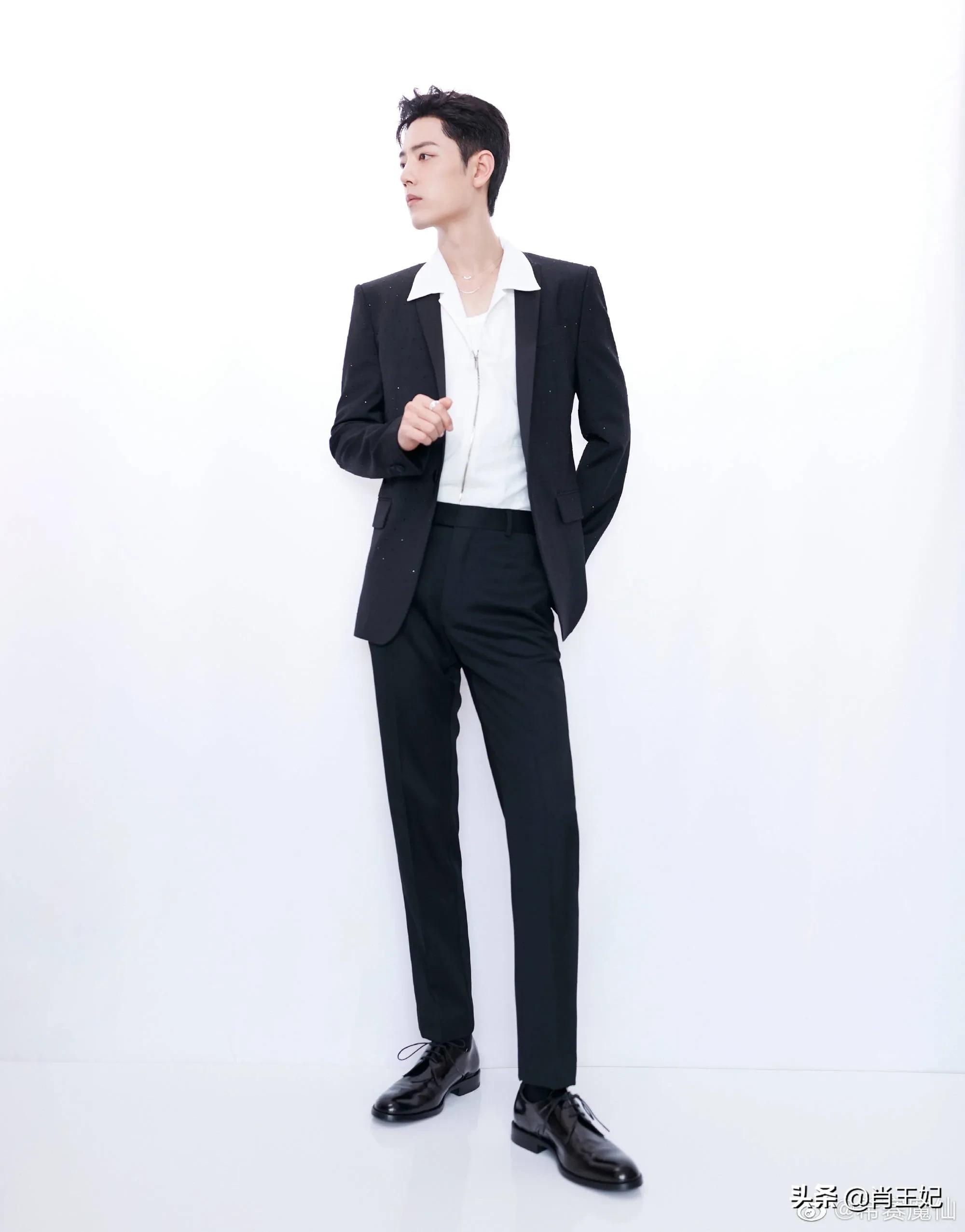 YSL代言人肖战真帅啊，简约黑色西装，俊逸潇洒姿态比夜色更迷人