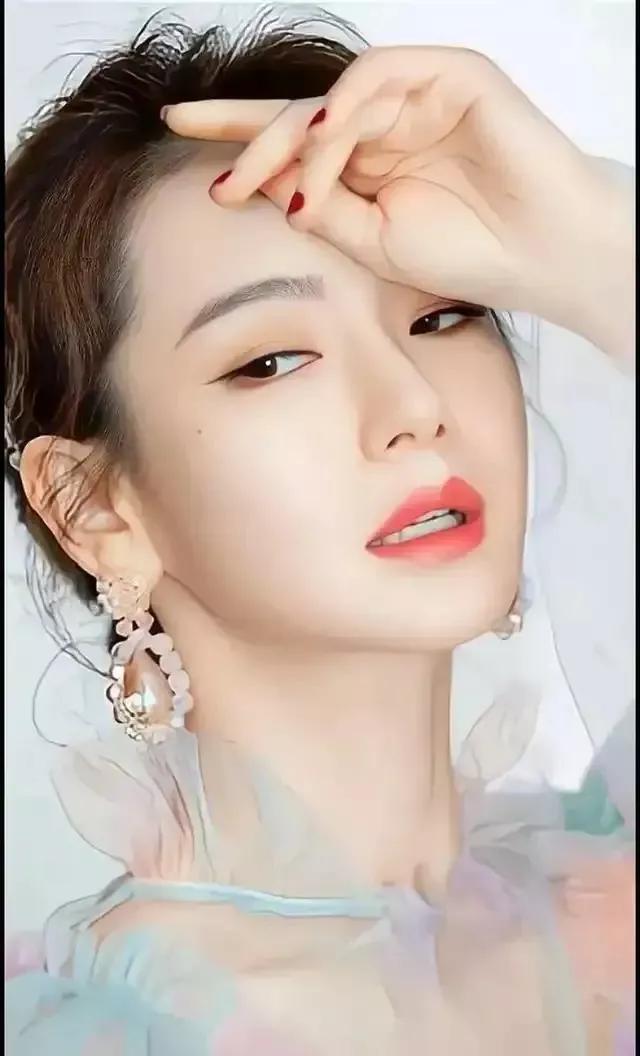 戚薇：气质独特，妩媚动人，魅力十足