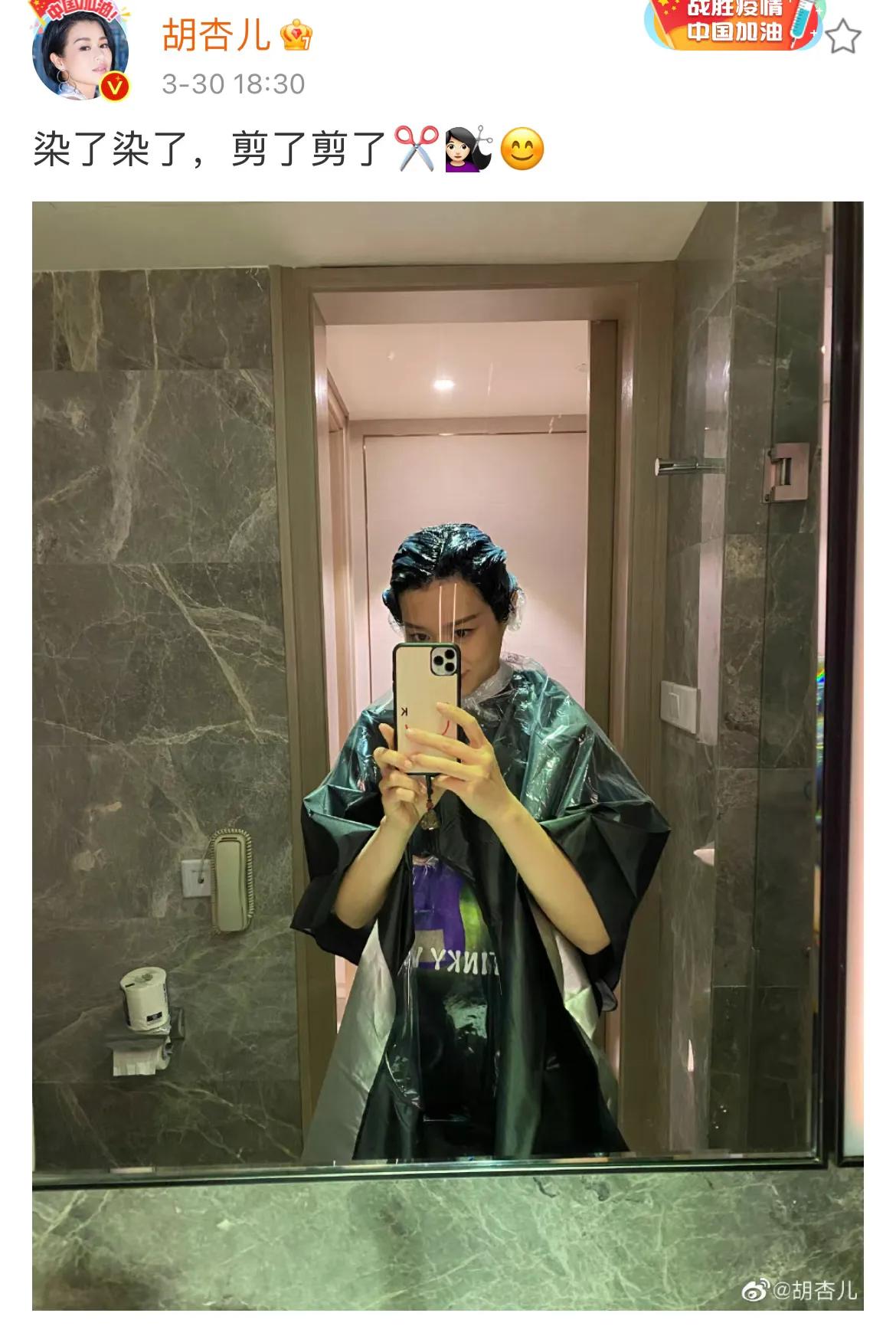 胡杏儿老公晒照为小儿子庆生，1岁奕宏模样呆萌可爱，很像俩哥哥