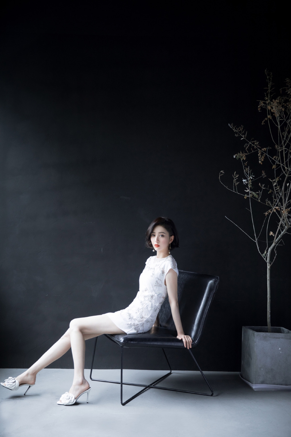 佟丽娅穿刺绣白裙气质清雅 一头微卷短发精致时髦