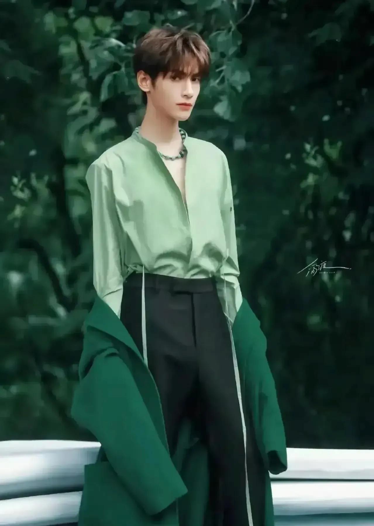 罗云熙的颜值真的好的没话说，不过古装多了不羁，更帅气