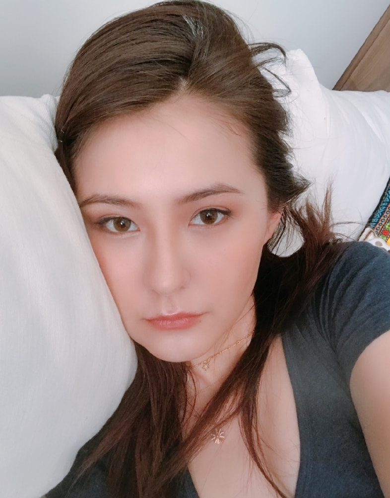 "新疆女神"热依扎:被骂"露胸癖"后回怼,如今败诉向网友道歉