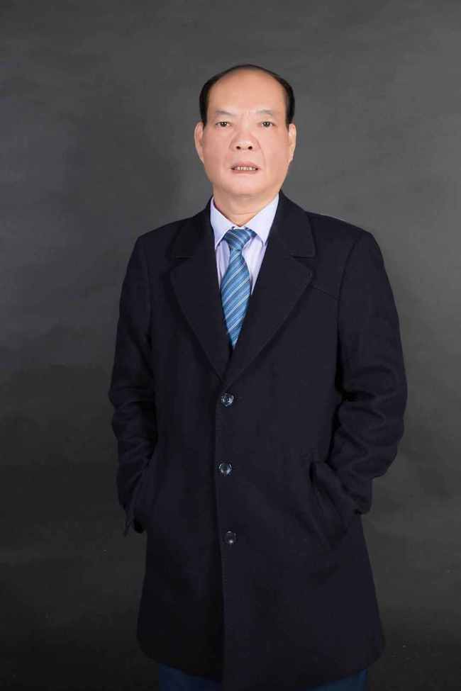 词作家邹少雄携音乐人刘晓勇打造贺岁歌曲《红梅迎春》，谭俊芳唱出傲骨迎新春