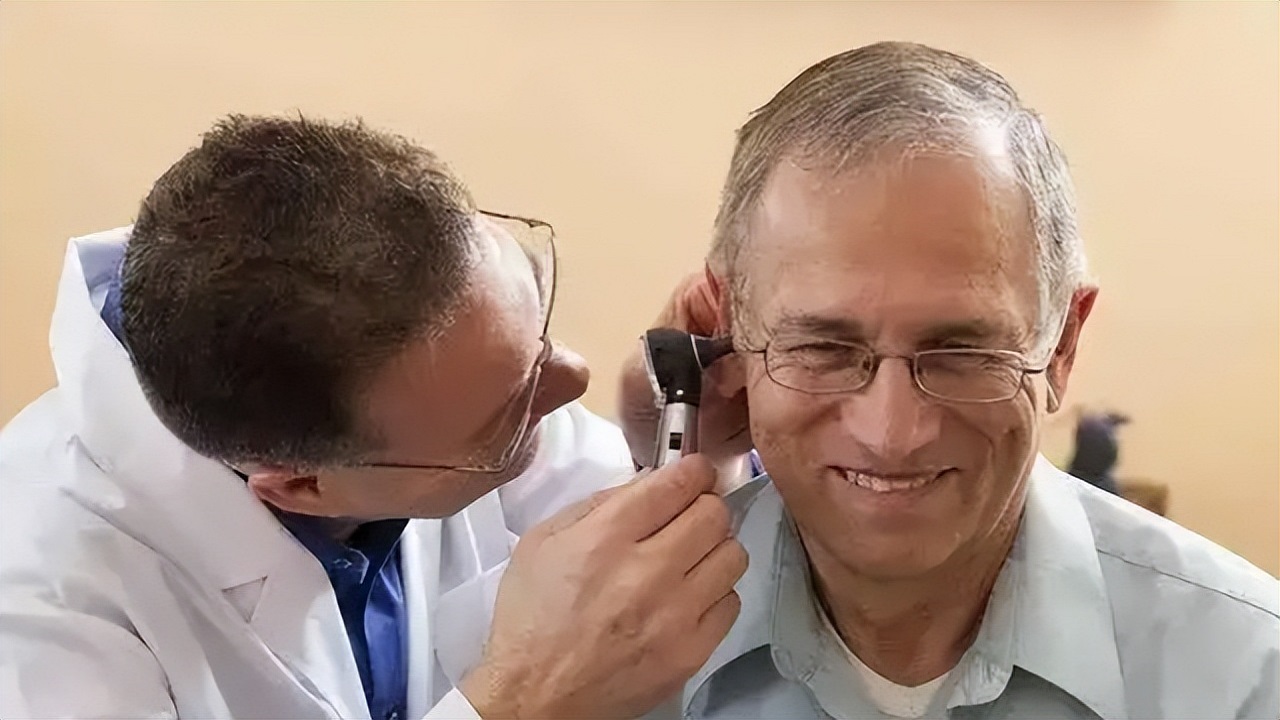 耳朵里面痒，却啥也掏不出来？或是4种病的表现，别光顾着抠了