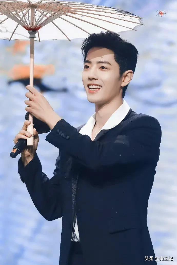 桃桃的一组生图,肖战的眼睛真好看,灵气逼人鲜花与少年绝配