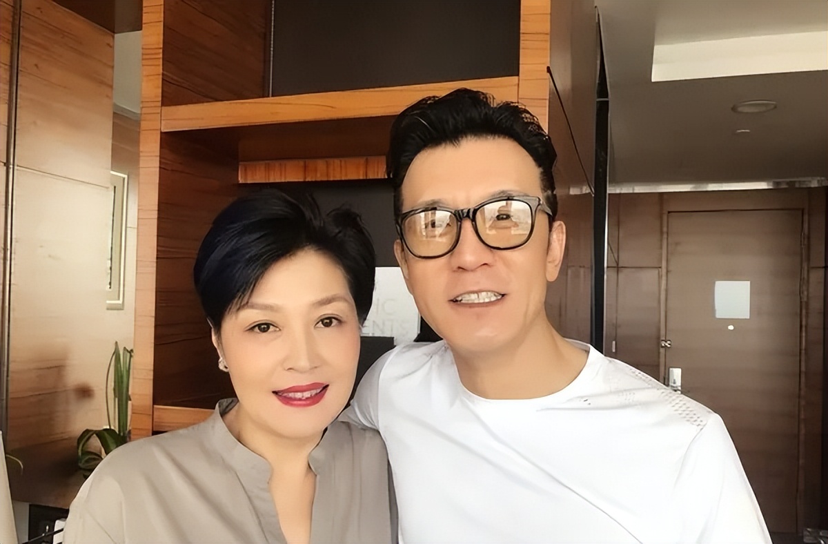 李咏的妻子哈文真挺会保养的，就算已经50多岁了，但仍爱赶时髦