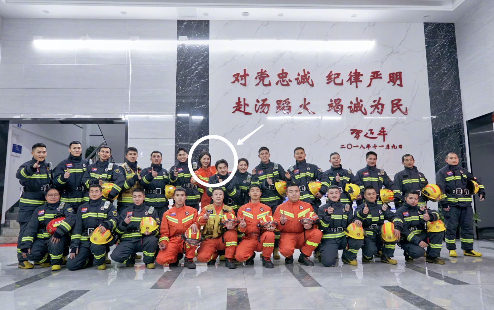 王祖蓝陪妻儿出游，李亚男牵手女儿秀超模身材，姐妹俩呆萌可爱