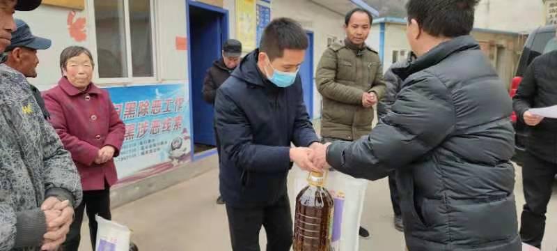 寒冬送暖 温心“企”行 九成宫镇城关村结对帮扶企业走访慰问监测户