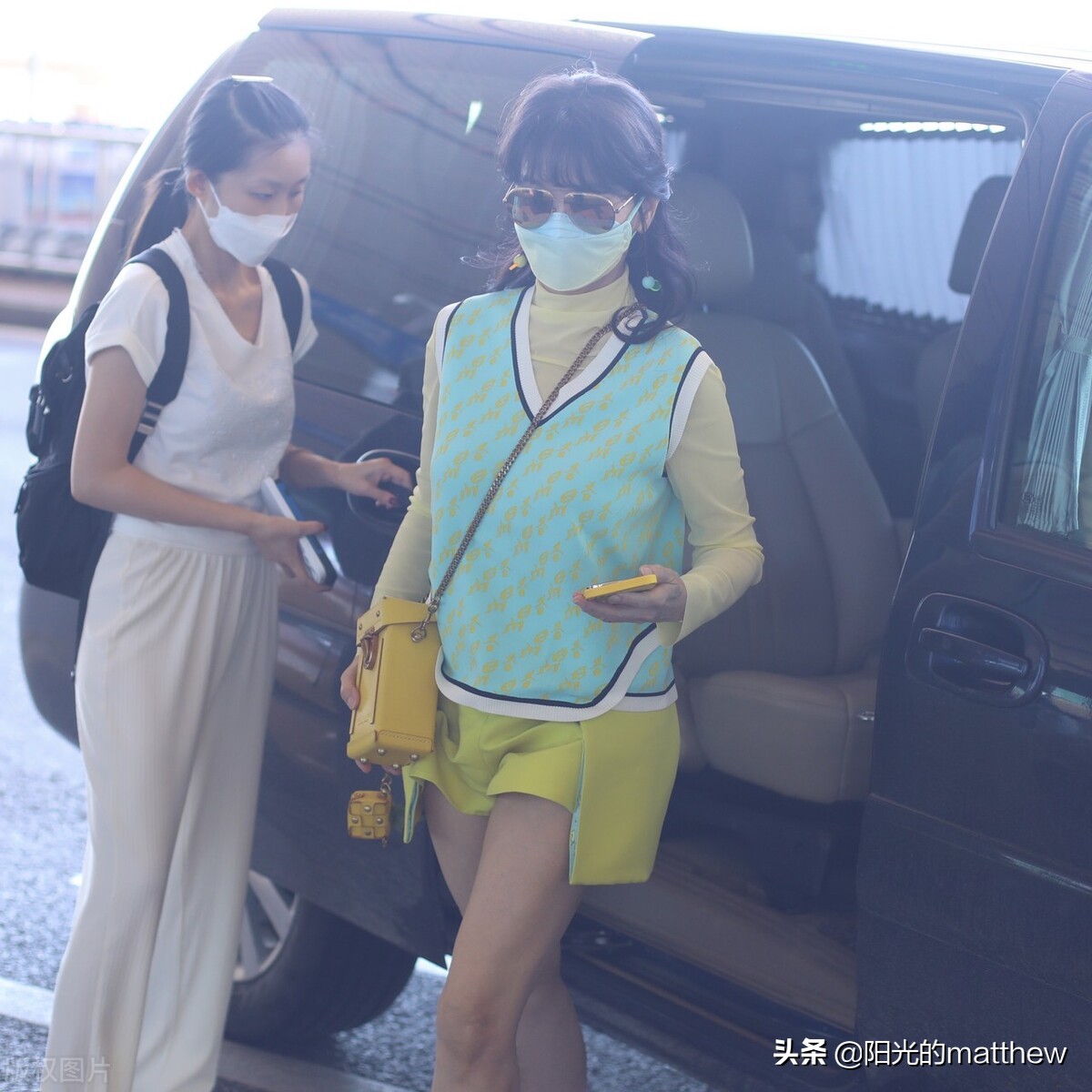 赵雅芝马甲搭黄色短裤现身机场，戴墨镜时尚艳丽