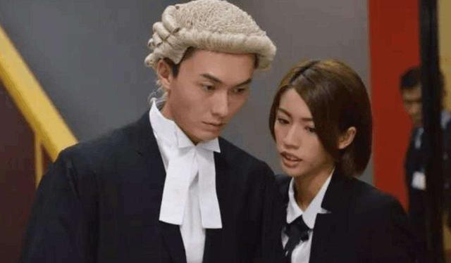 香港回归25年，这顶来自英国的假发戴着还有何意义？何不脱掉它？