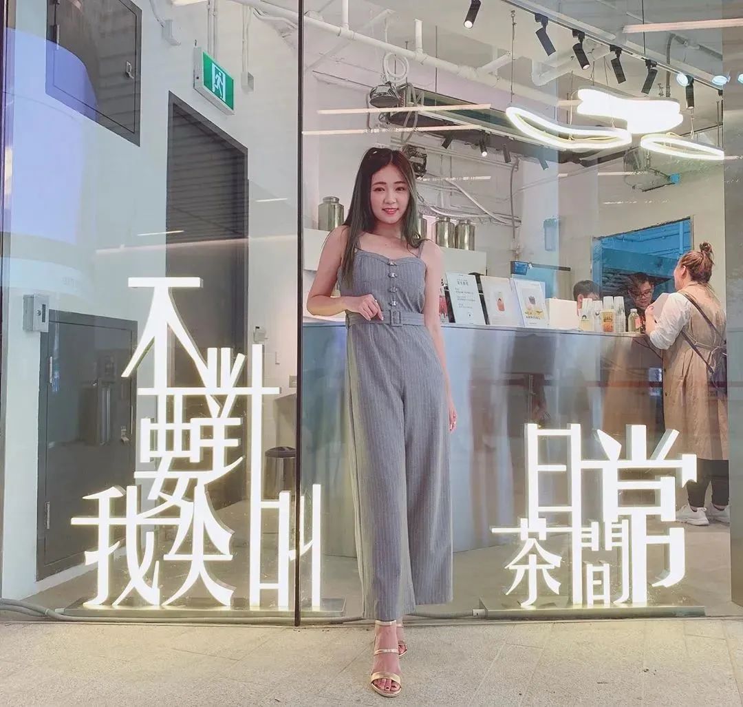 还记得“黑涩会美眉”丫头吗？为了逃离蟑螂房，她用了10年时间