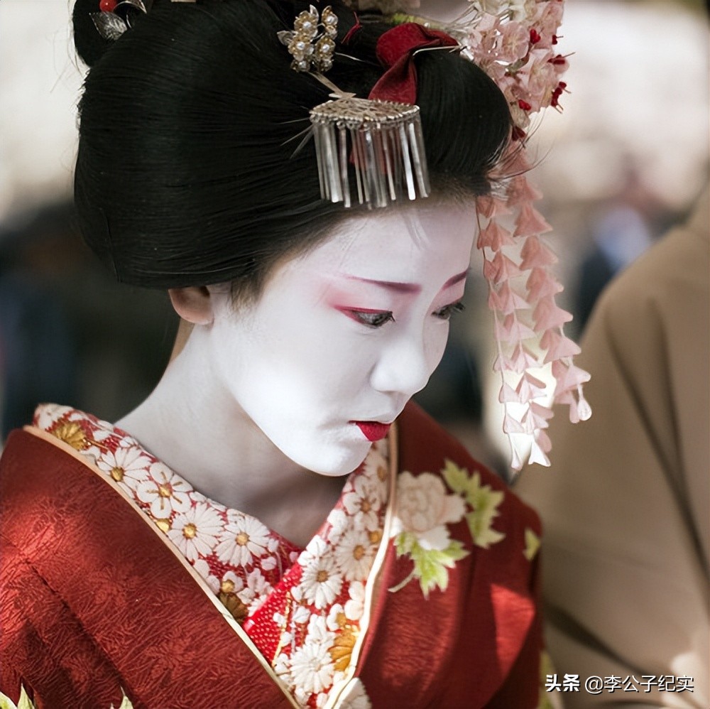 日本国宝级 花魁 15岁出道29岁退隐 美到英国女王都吃醋 天天看点