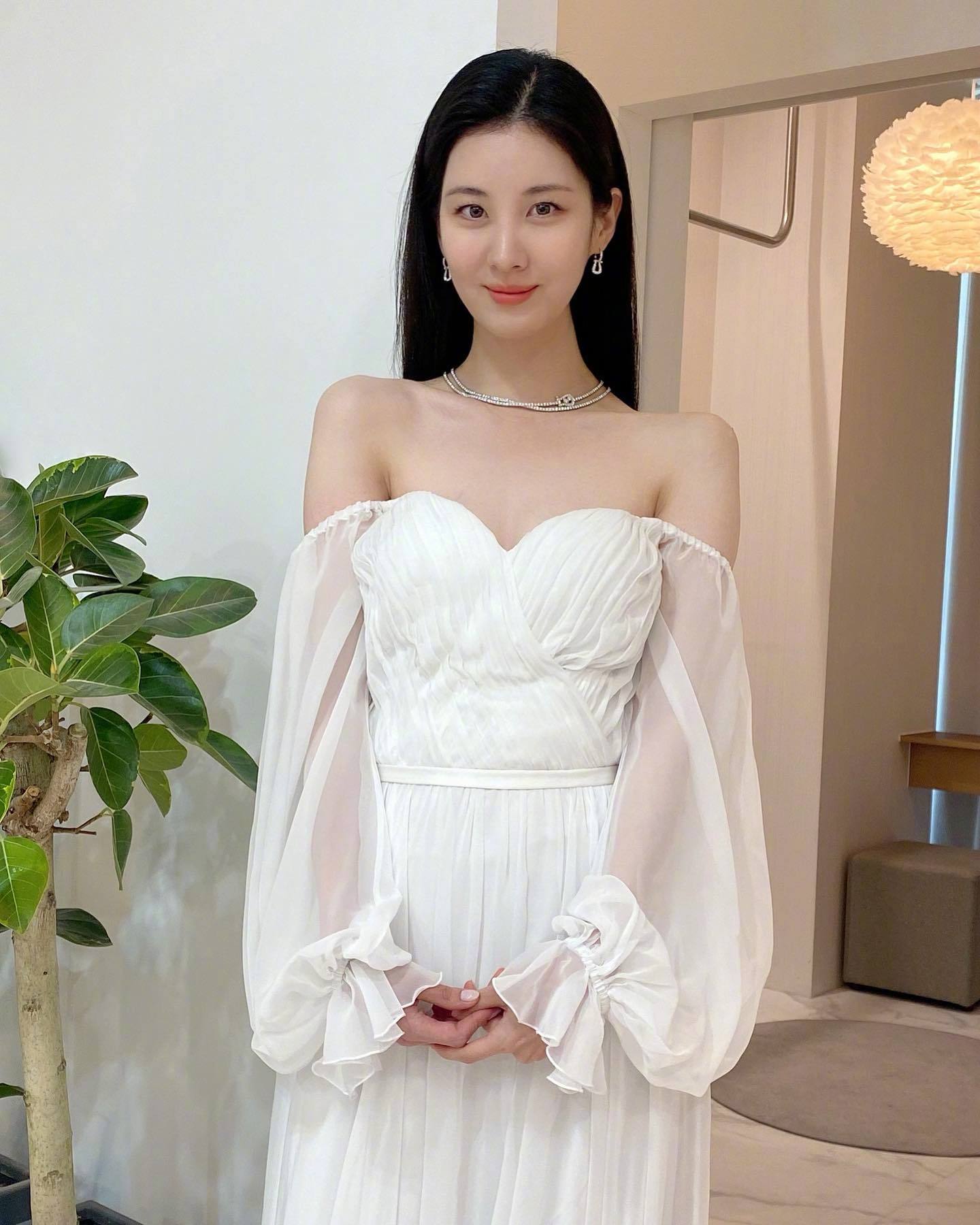 允儿和徐贤,颁奖礼中相遇,优雅肩线宛如女神,果然少时就是白色