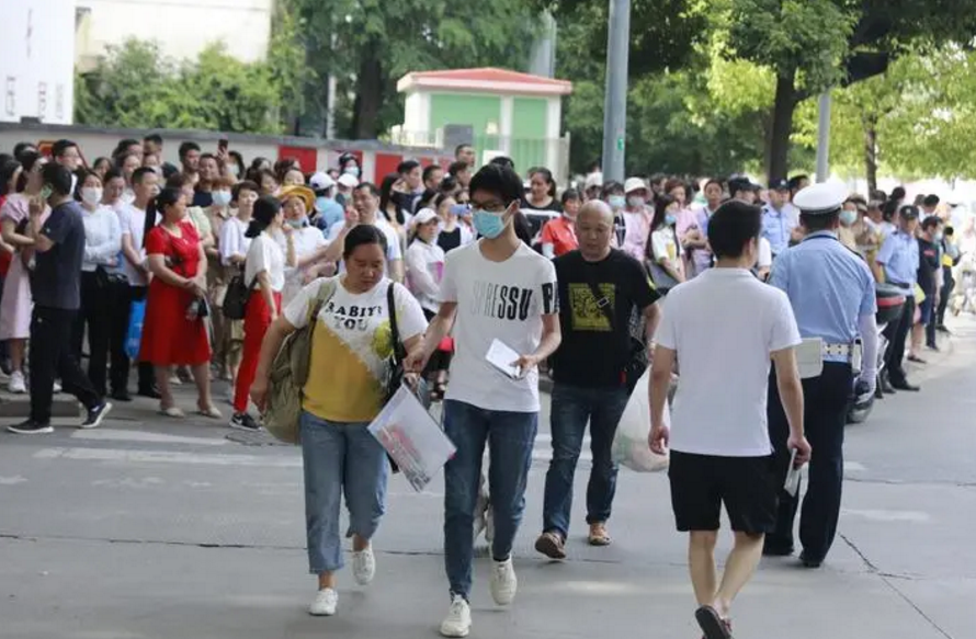 班主任表示，学生参加高考时尽量别穿校服，尤其是成绩好的学生