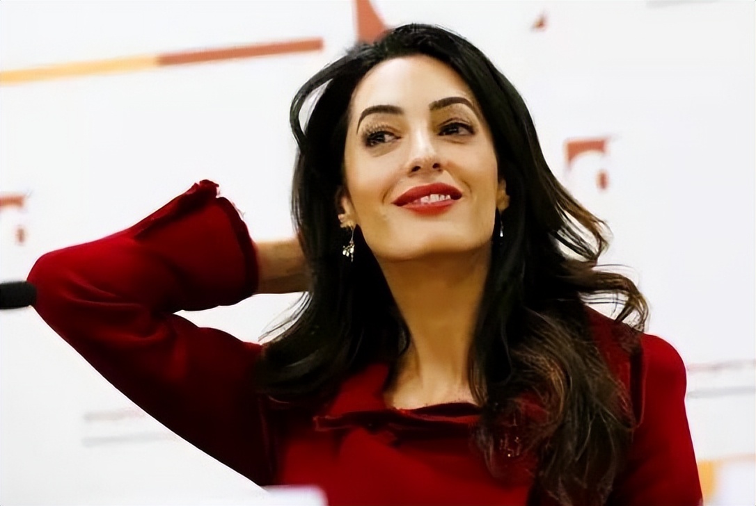 最美律师艾莫：打败21位情敌让奥巴马作证，治好恐婚症奥斯卡影帝