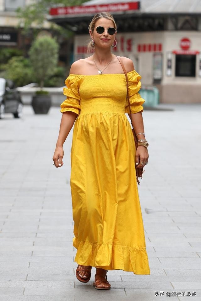 女星沃格·威廉姆斯现身伦敦街头，她的优雅让人着迷