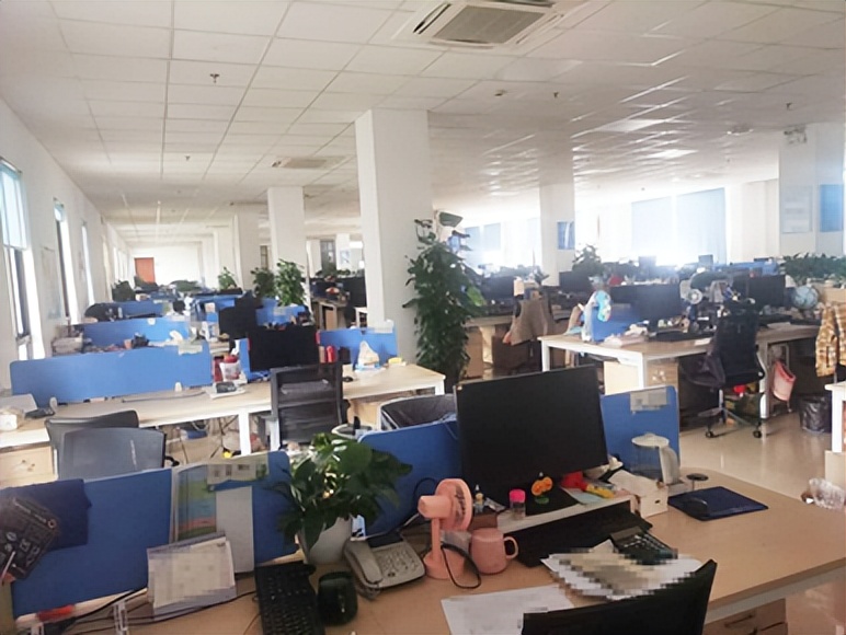 蓝盟工程师一个人驻扎用户现场守护着100多客户员工的服务请求