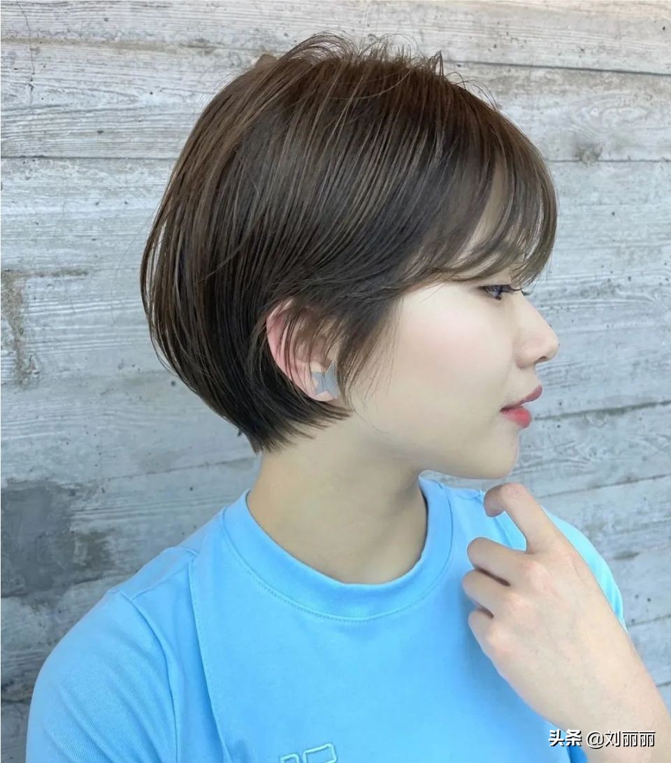 修饰头型的短发