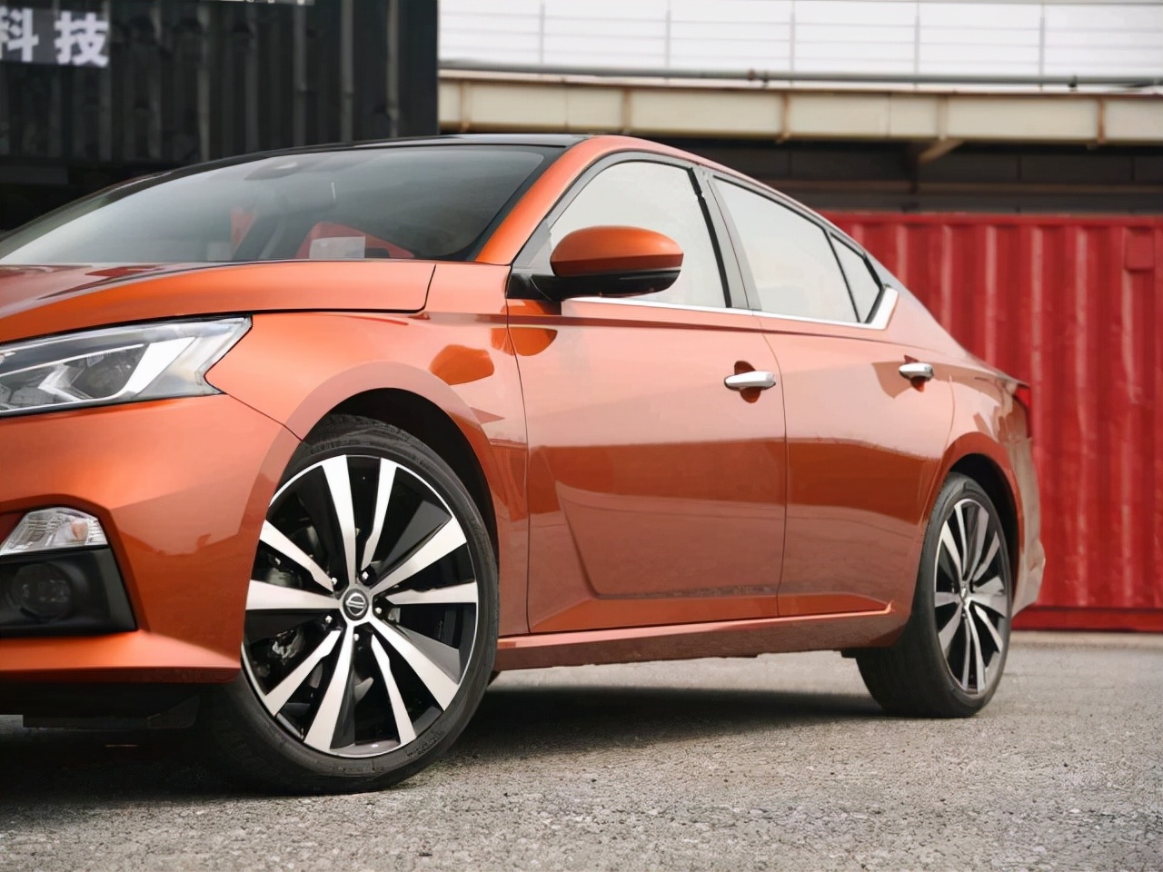 开完日产天籁，再试驾丰田凯美瑞，车主：深入对比一下就知道差距