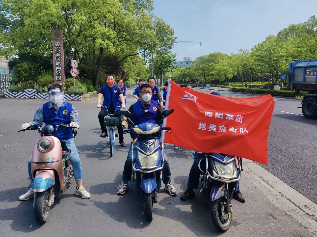 海阳集团心系老人｜干部变身骑行侠为长护险重度老人赠送生活物资