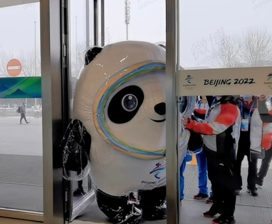 日本记者是他最大粉丝？冬奥吉祥物冰墩墩成功出圈，实在太可爱了