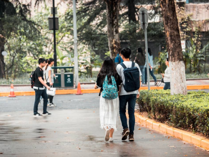 被PUA还无动于衷？高校男生多次掌掴女友，处理后续让人不敢苟同