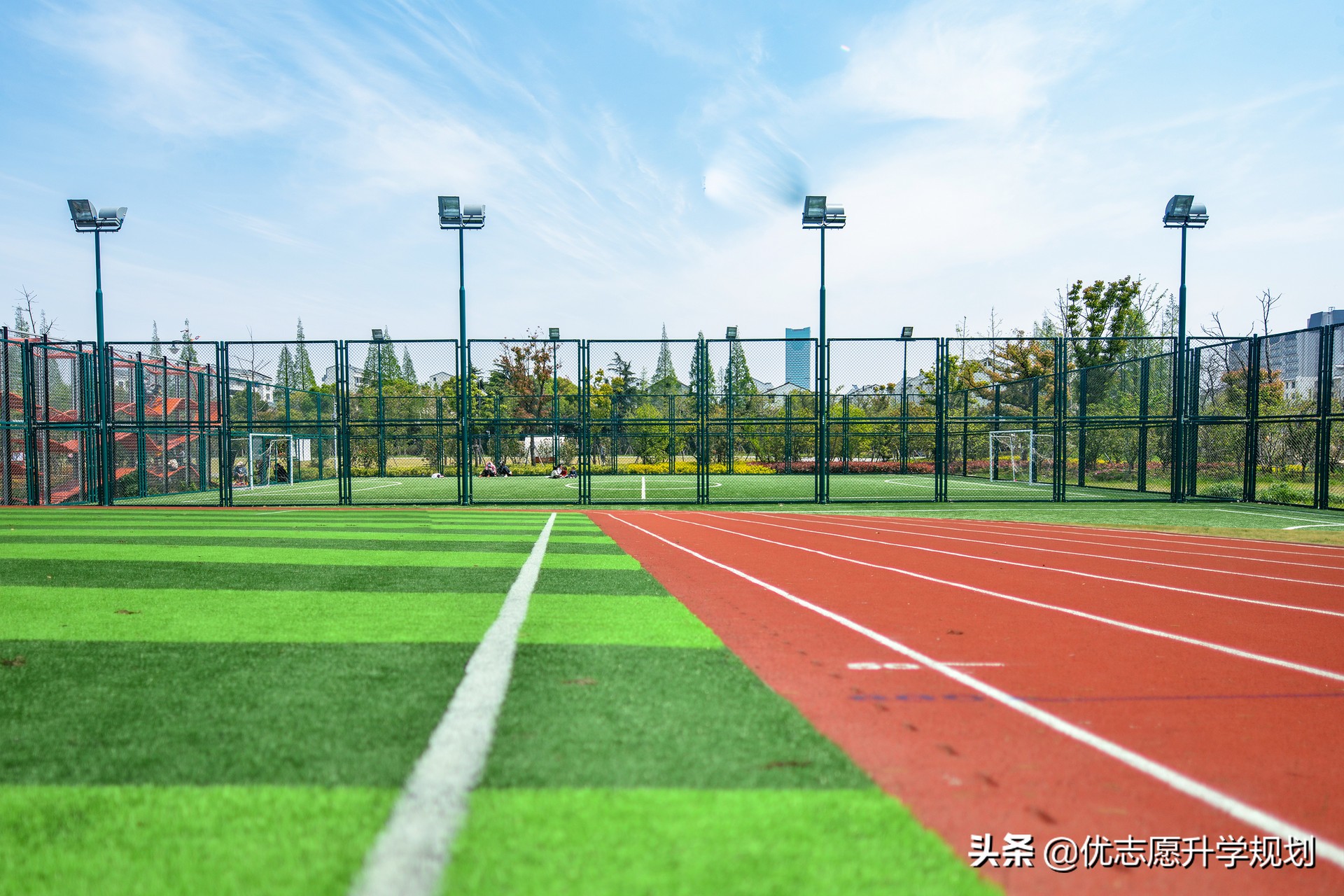 在学校里（大学里这类）