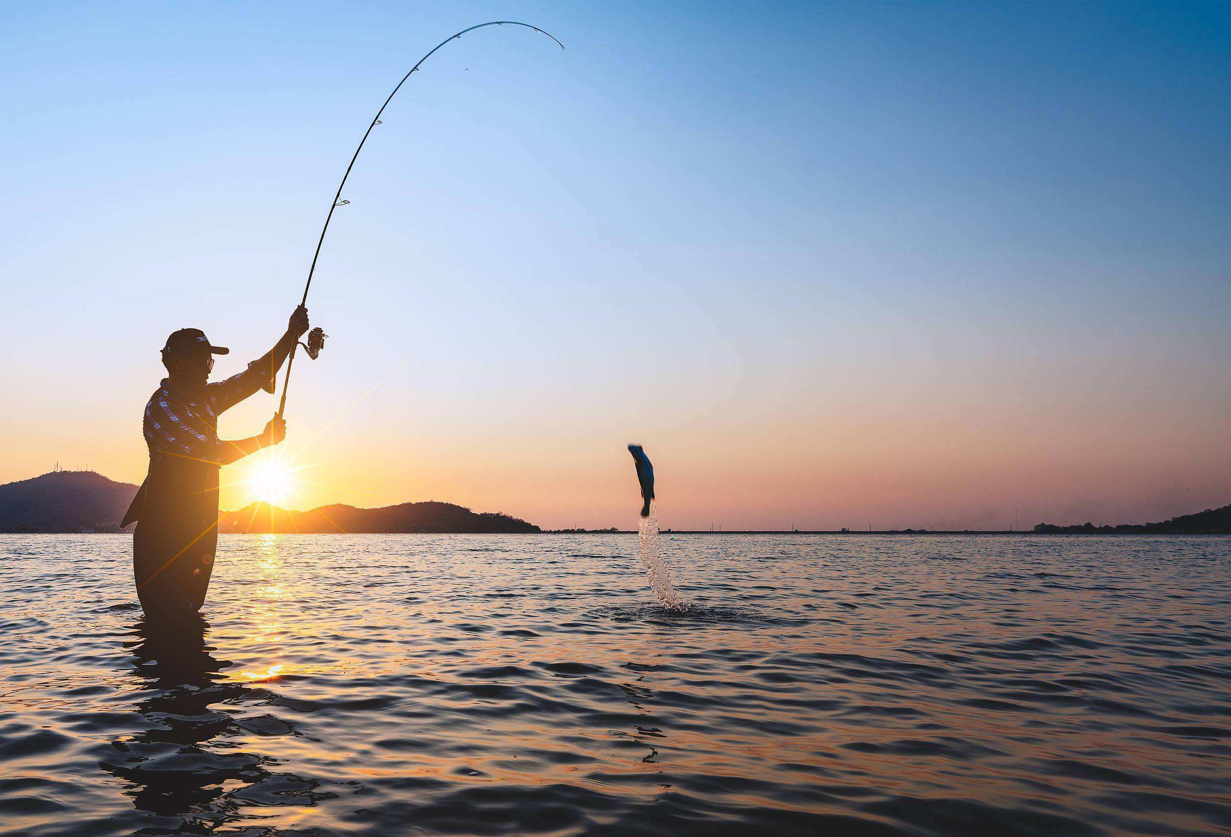 钓鱼谚语：钓到大鱼不心慌，放线遛鱼别紧张。独钓寒江雪