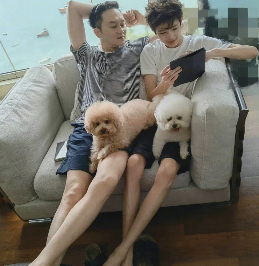 袁咏仪儿子晒登山照，15岁魔童戴墨镜超帅气，彰显张智霖优秀基因