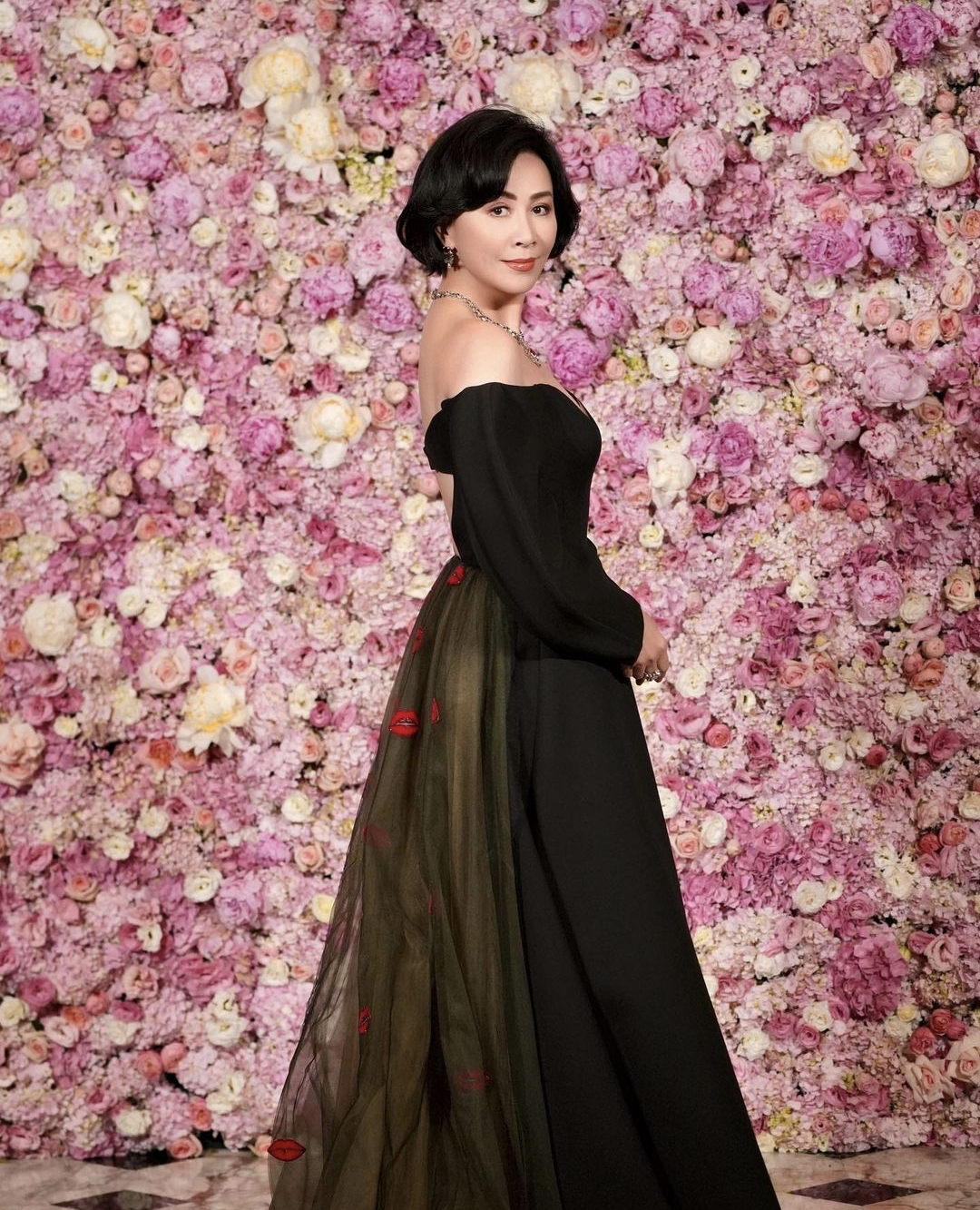 梁朝伟罕晒夫妻恩爱合影为老婆庆生，他坐扶手刘嘉玲坐沙发地位高