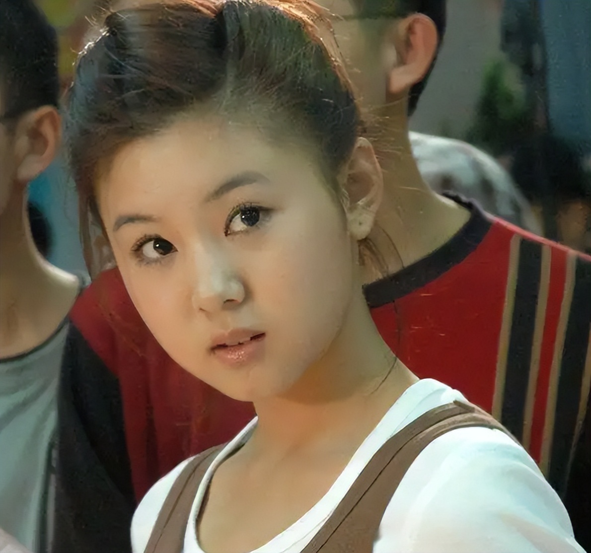 李小萌产后半年瘦一圈！拎6万元包凹造型，领口大敞秀出精致锁骨